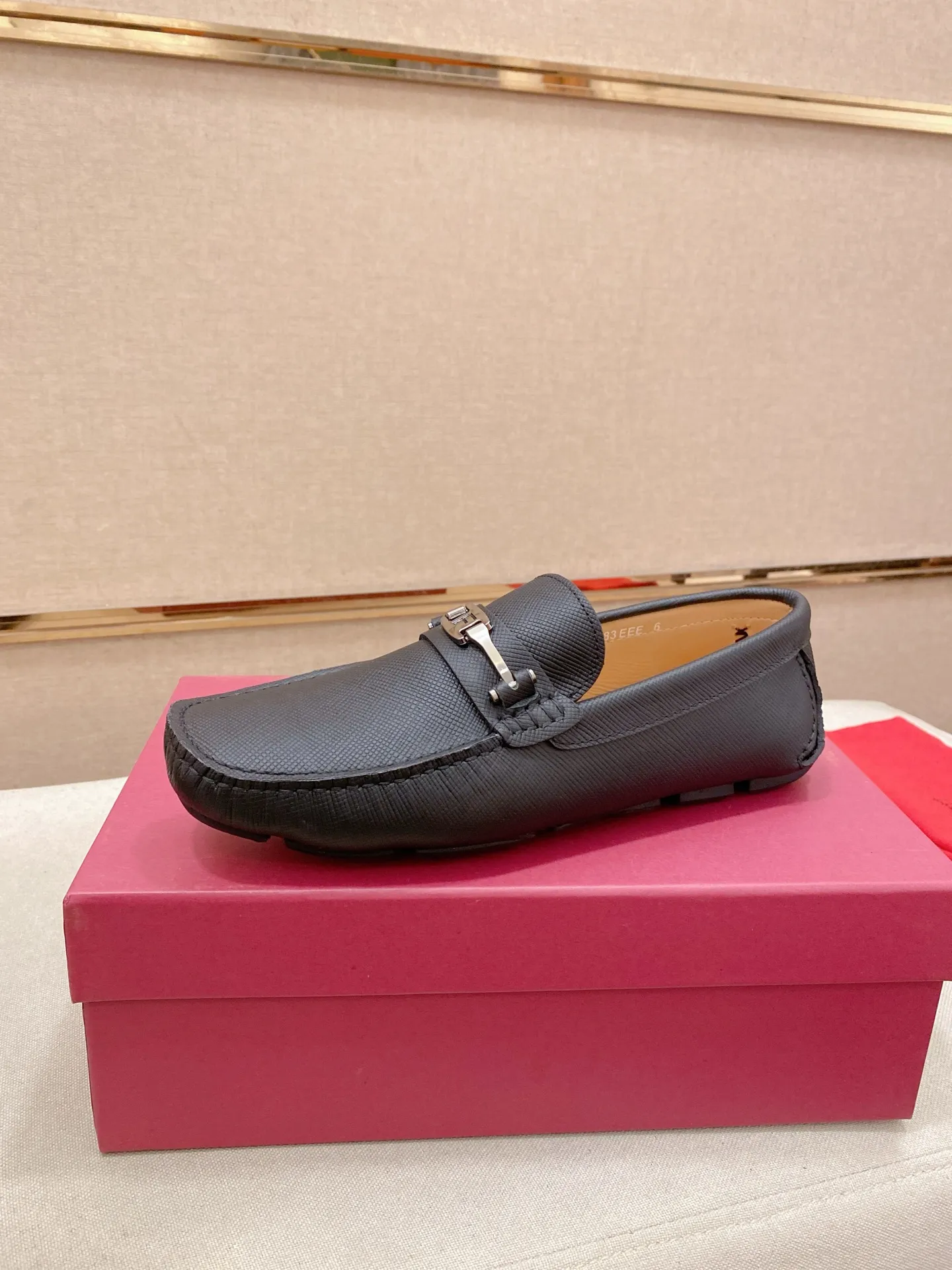 Factory price: 540💰High-end quality! Ferragamo🆕🆕Exclusive hot-selling products in stock🔥🔥New products on the shelves, high-quality Ferragamo men's pea shoes, high-end casual driving shoes, with complete packaging! 💪 💪 Material: imported first-layer cowhide 🐂 + imported high-quality water-dyed cowhide lining + wear-resistant outsole 👍🏻👍🏻 Features: high-end and comfortable, purely handmade 🚀 🚀 Create the perfect shoe that suits you best 🔥 🔥 Size: (38-44) 45 standard size can be customized!